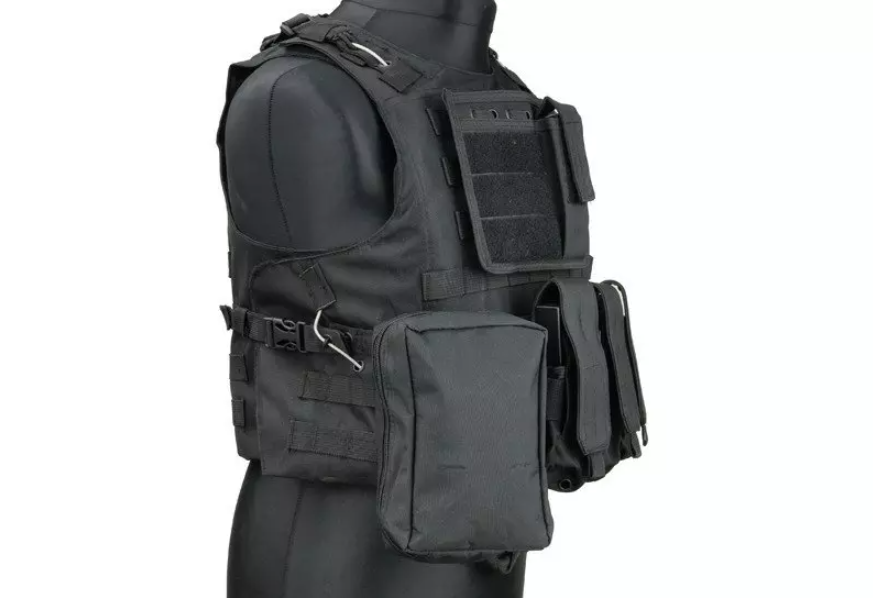 Schwarze Airsoft-Weste mit vielen Taschen und verstellbaren Gurten, getragen von einer Schaufensterpuppe.