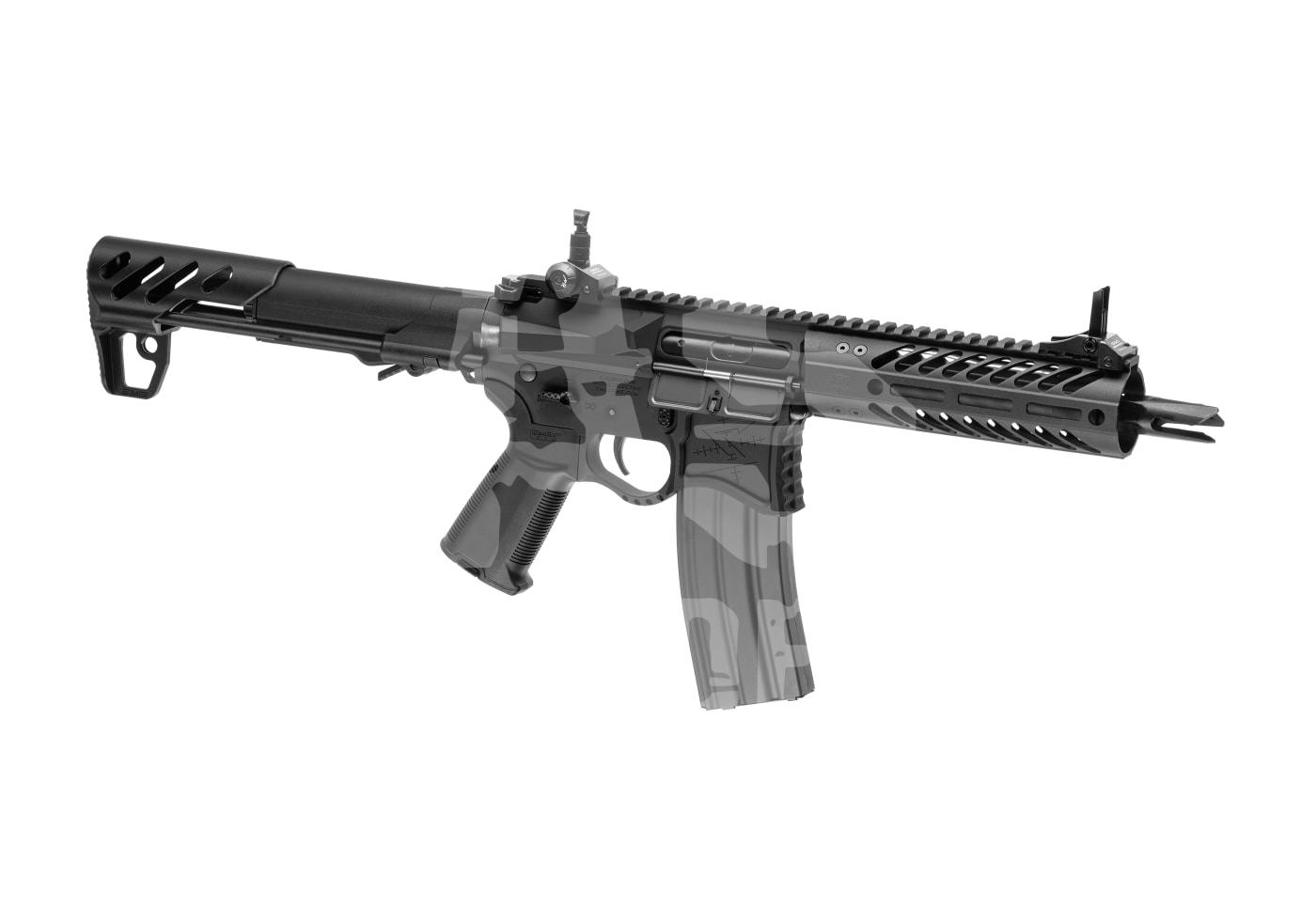 Airsoft-Gewehr mit Tarnmuster, klappbarem Visier und taktischer Handauflage.