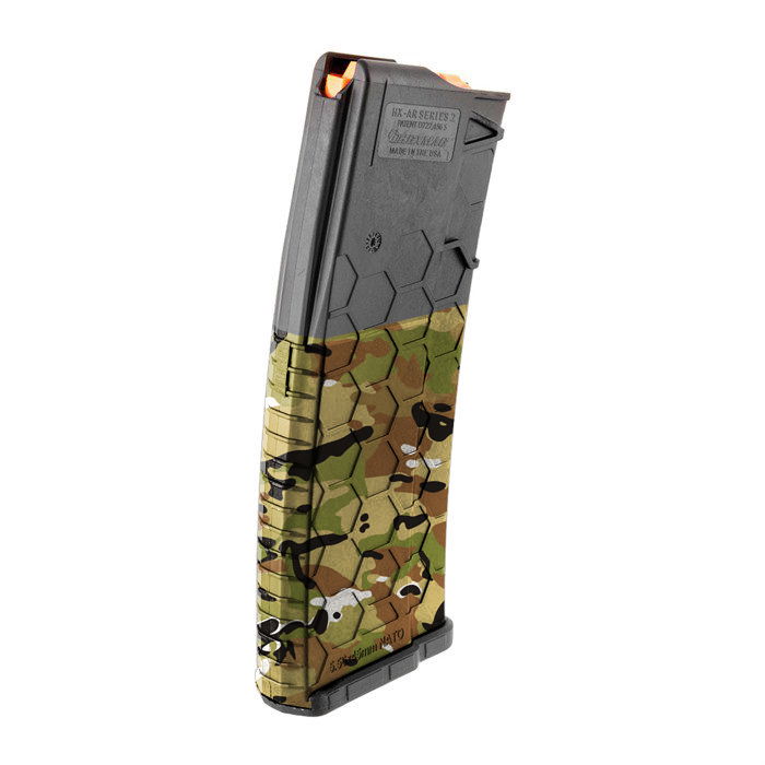 Airsoft-Magazin mit Hexmuster und Tarnfarben, passend für AR-15 Modelle.