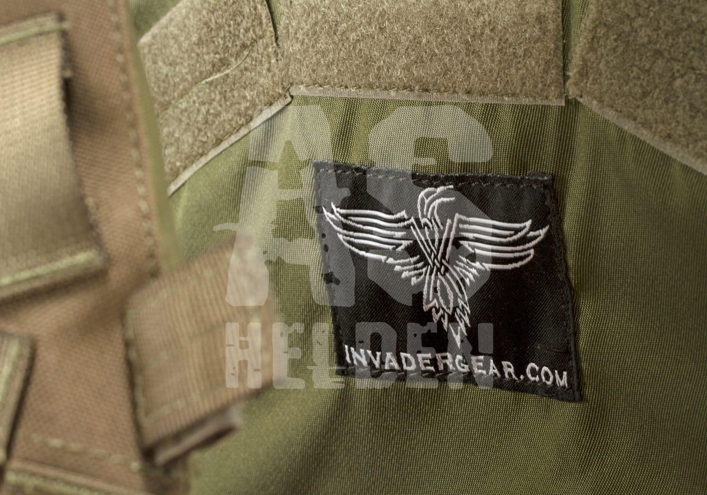 Olivegrüner Airsoft-Weste mit Invadergear-Logo und Klettverschlüssen.