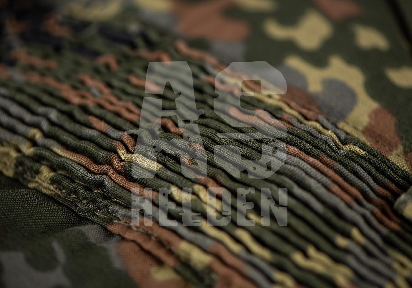 Predator Combat Pant Nahaufnahme von gefaltetem Tarnstoff mit Airsoft Helden Logo.