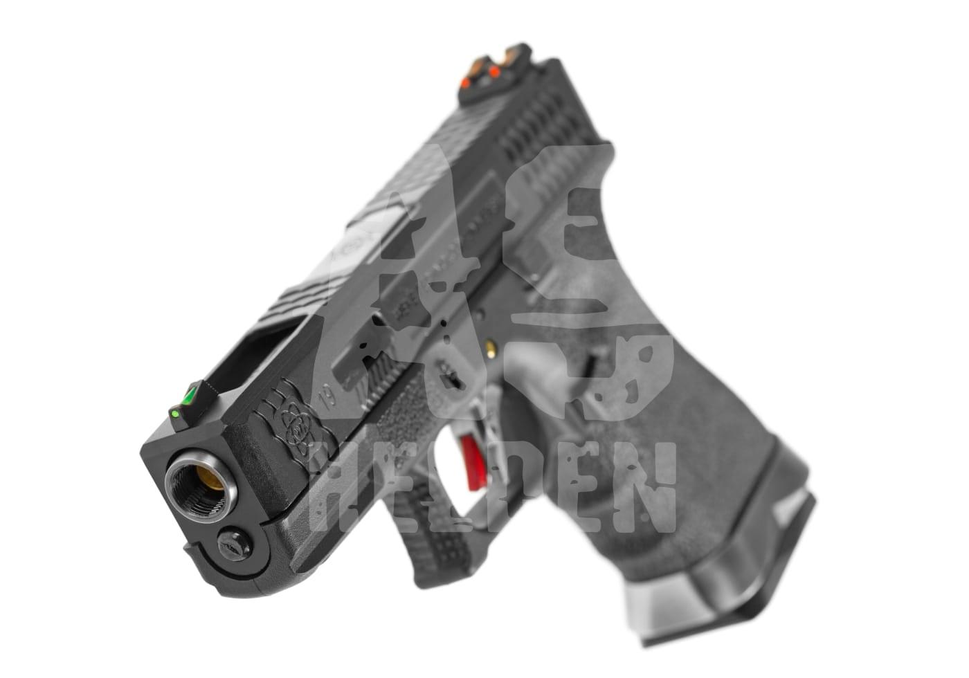Schwarze Airsoft-Pistole in Nahaufnahme, mit grüner und roter Visierung auf weißem Hintergrund.
