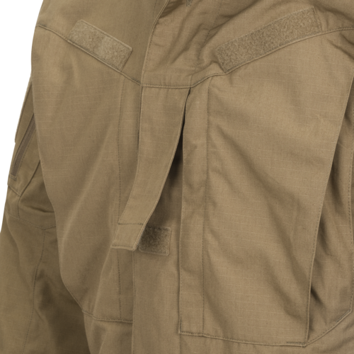 Close-up einer taktischen Jacke in Khaki mit Klettverschlüssen und Taschen für Airsoft-Ausrüstung.