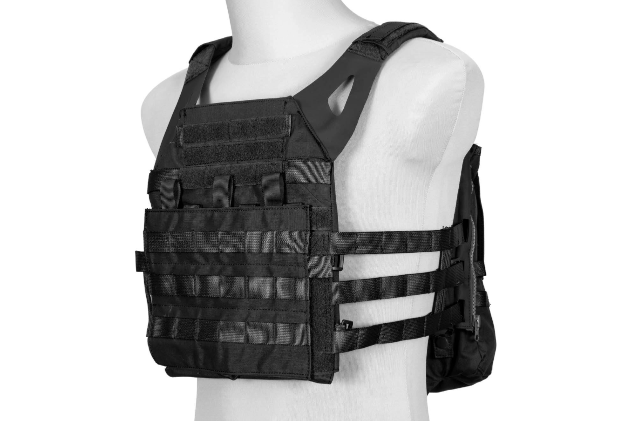 Schwarzer Airsoft-Taktik-Weste auf weißem Mannequin, MOLLE-System, verstellbare Träger.