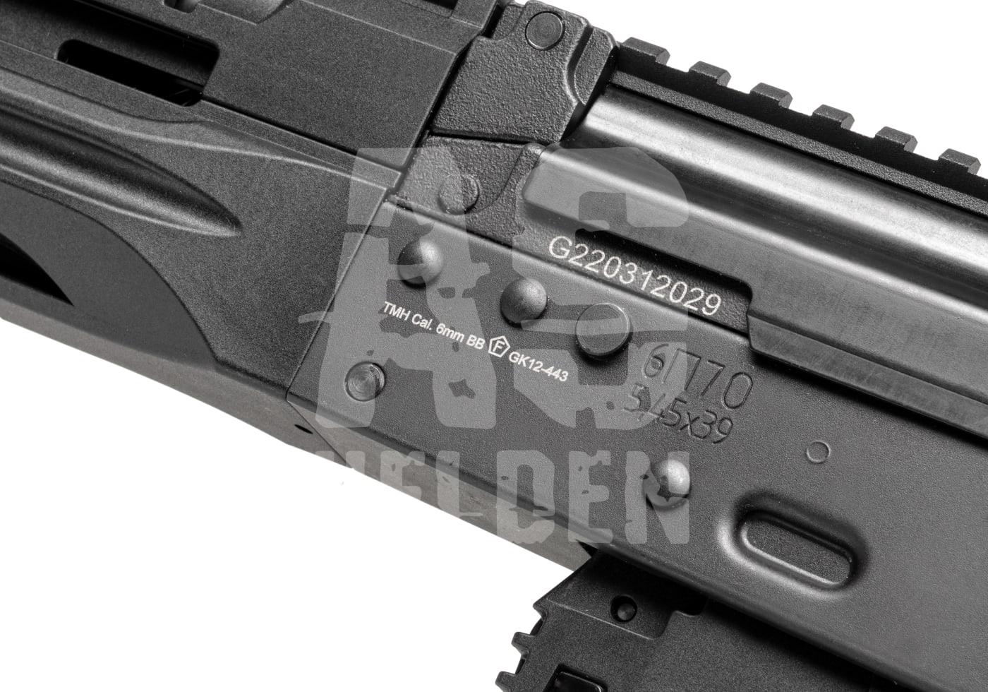 Nahaufnahme eines schwarzen Airsoft-Gewehrs mit Kaliber- und Seriennummern auf dem Gehäuse.
