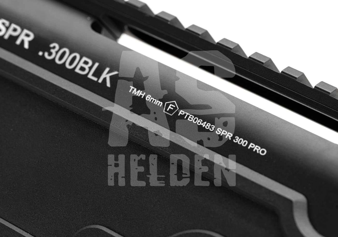 Archwick B&T SPR 300 Pro 2.8J - ab 18 Jahren Nahaufnahme eines Airsoftgewehrs, Beschriftung „SPR .300BLK“ und „TMH 6mm PTB06483 SPR 300 PRO“.