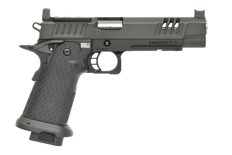 Schwarze Airsoft-Pistole Staccato XL mit strukturiertem Griff, seitlichem Sichtfenster und Visier.