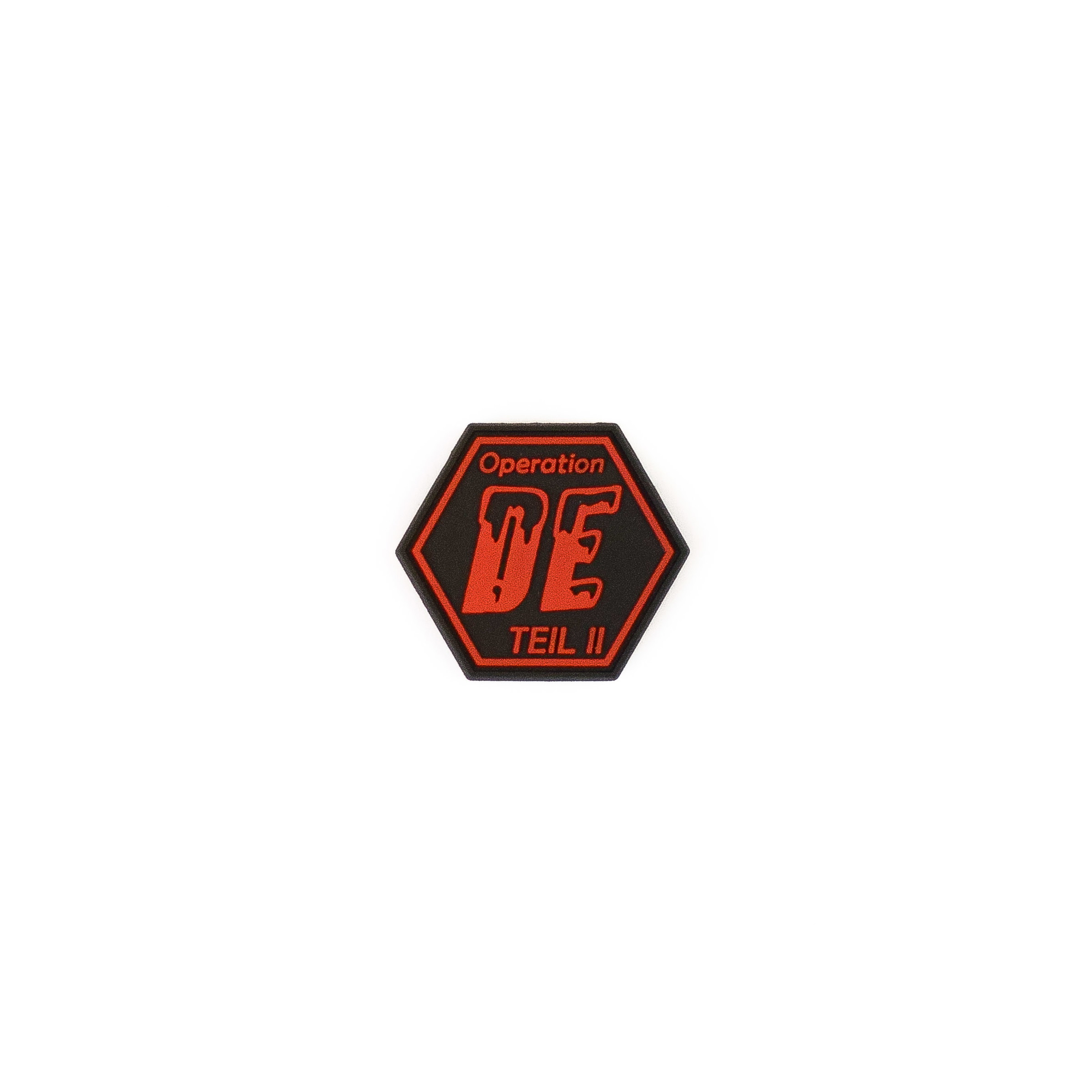 Sechseckiges Airsoft-Event-Patch "Operation DE Teil II" in Schwarz und Rot.
