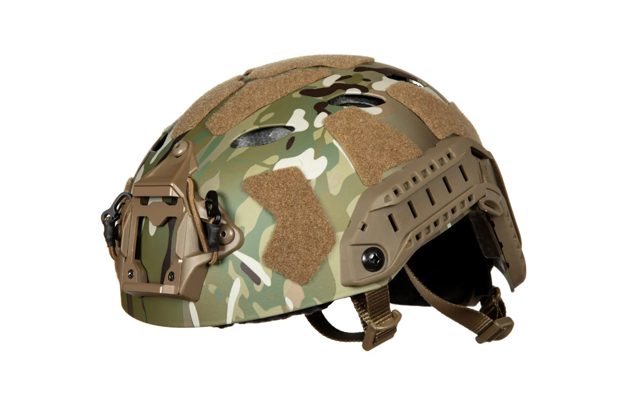 Taktischer Helm in Flecktarn mit Klettflächen und Zubehörschienen, ideal für Airsoft-Spieler.