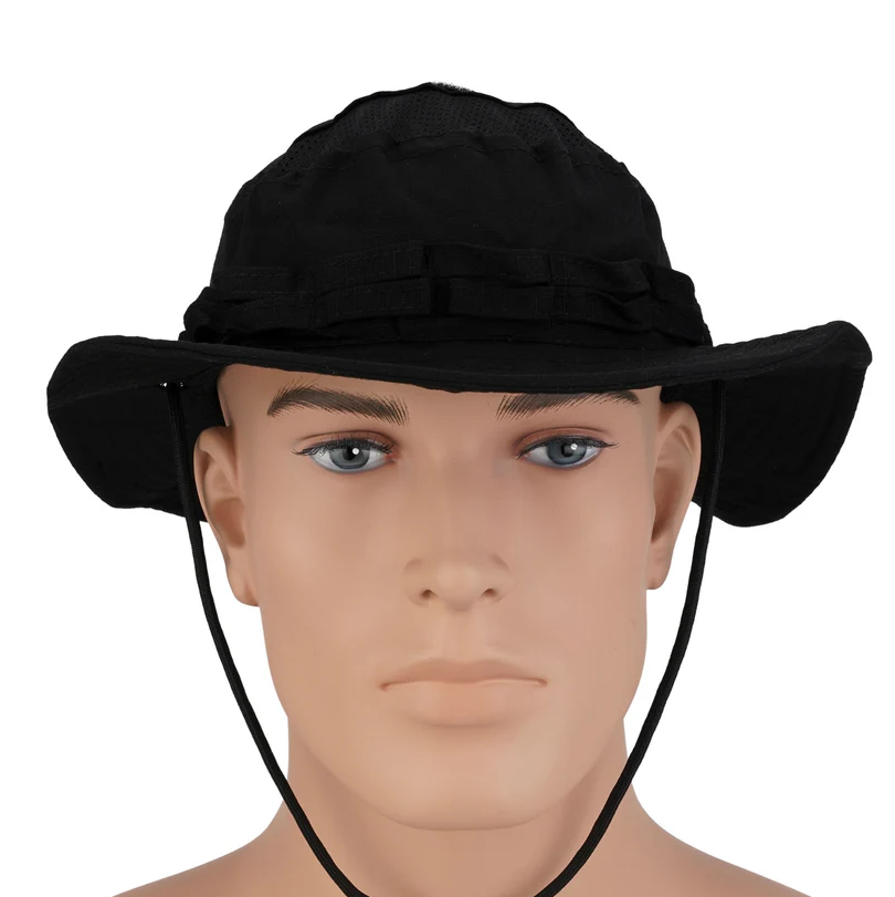 Schwarzer Boonie-Hut auf einem Mannequin-Kopf für Airsoft-Ausrüstung.