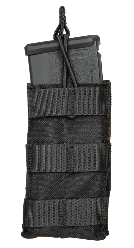 Schwarze Airsoft-Magazintasche mit eingesetztem Magazin, elastische Sicherung oben.