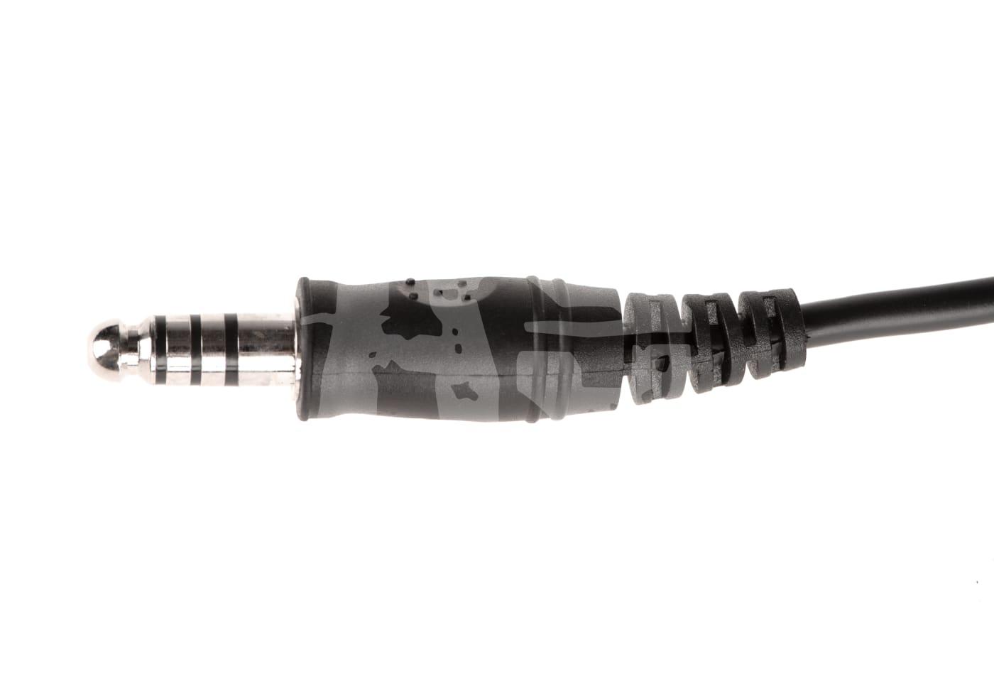 3,5-mm-Stecker mit schwarz-grauem Tarnmuster, seitlich fotografiert.