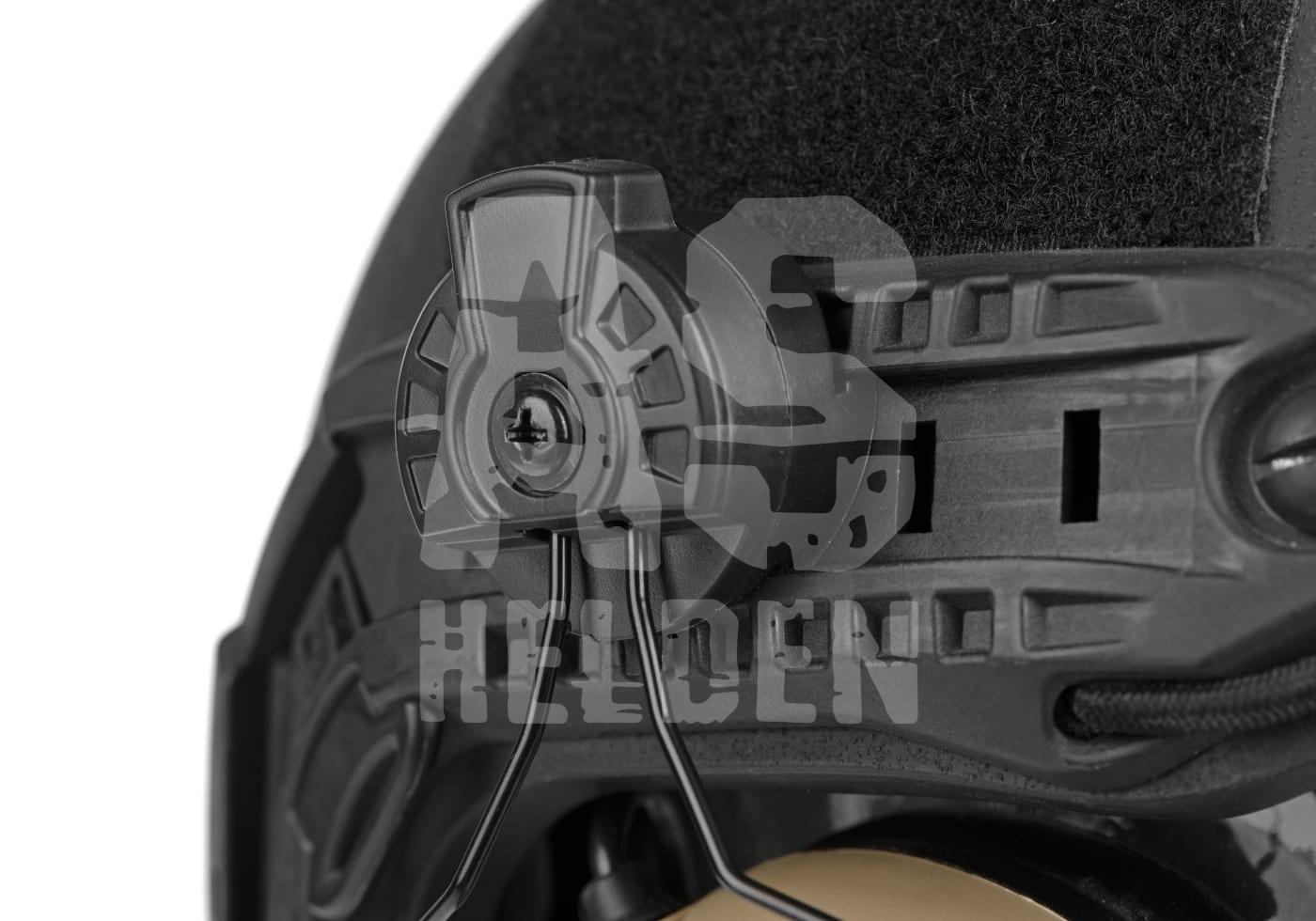 Detailaufnahme eines schwarzen Airsoft-Helms mit Befestigungsschiene.