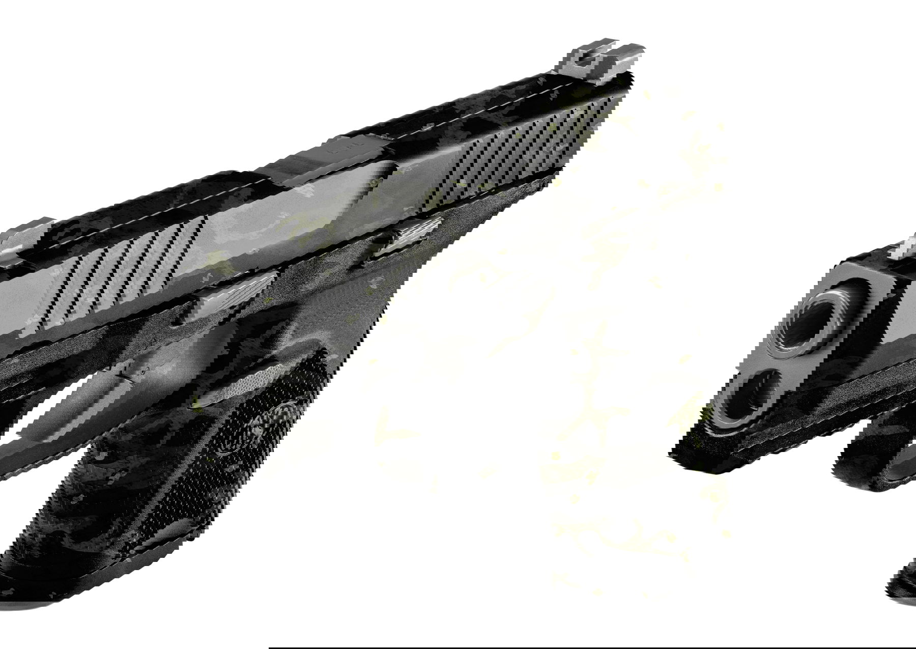 Airsoft-Pistole mit dunklem Camo-Design und ergonomischem Griff, Seitenansicht von schräg vorne.