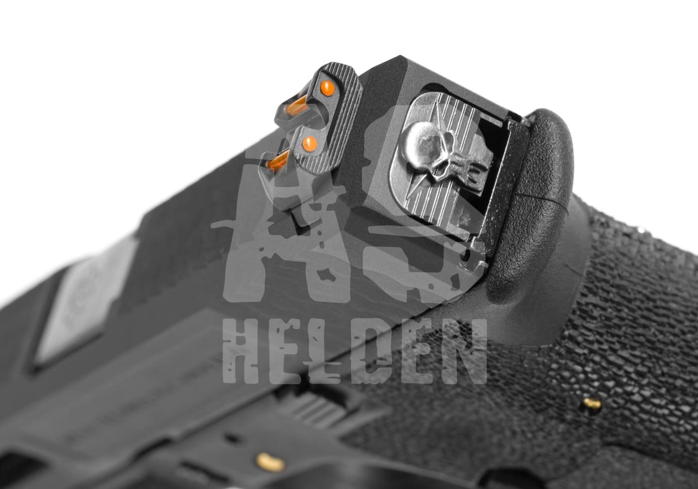 Nahaufnahme eines Airsoft-Handfeuerwaffenvisiers mit orangefarbenen Punkten und Gravur einer Totenkopfmarkierung.