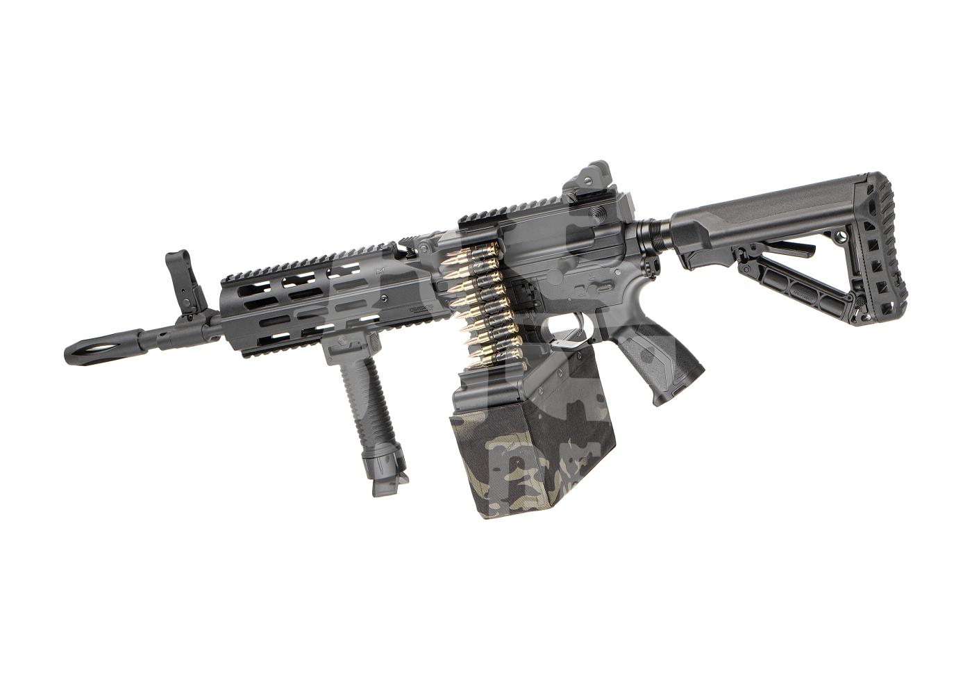 Airsoft-Maschinengewehr mit Anbaukastenmagazin und Zweibein, in Tarnoptik.
