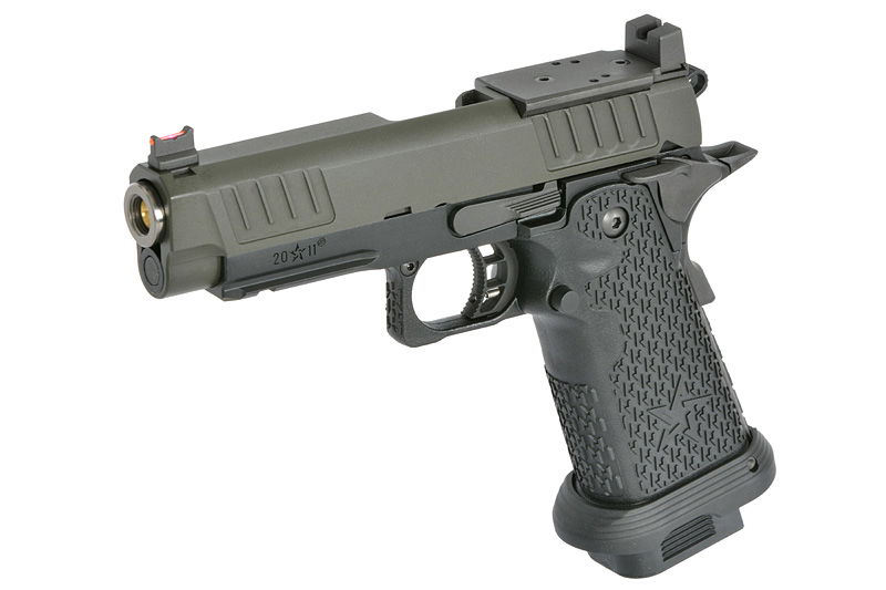 Airsoft-Pistole mit strukturiertem Griff und Visier, olivgrüner Schlitten, modernem Design.