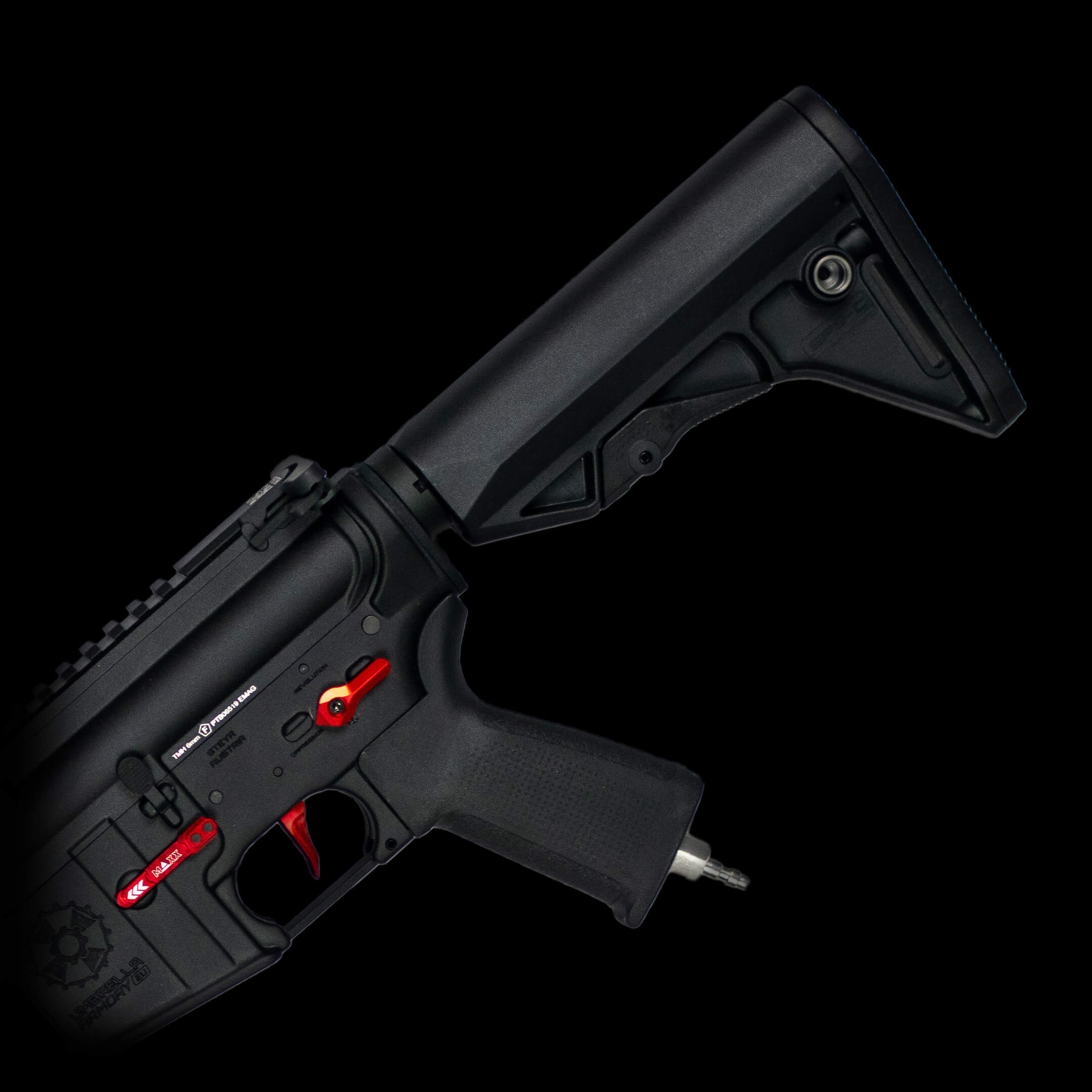 Airsoft-Gewehrschaft in Schwarz mit roten Akzenten und verstellbarem Schaft auf schwarzem Hintergrund.