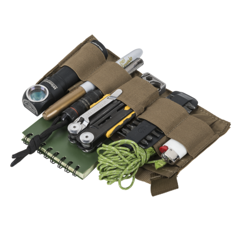 Taktisches Organizer-Set mit Werkzeugen, Stiften und Notizbuch für Airsoft-Aktivitäten.