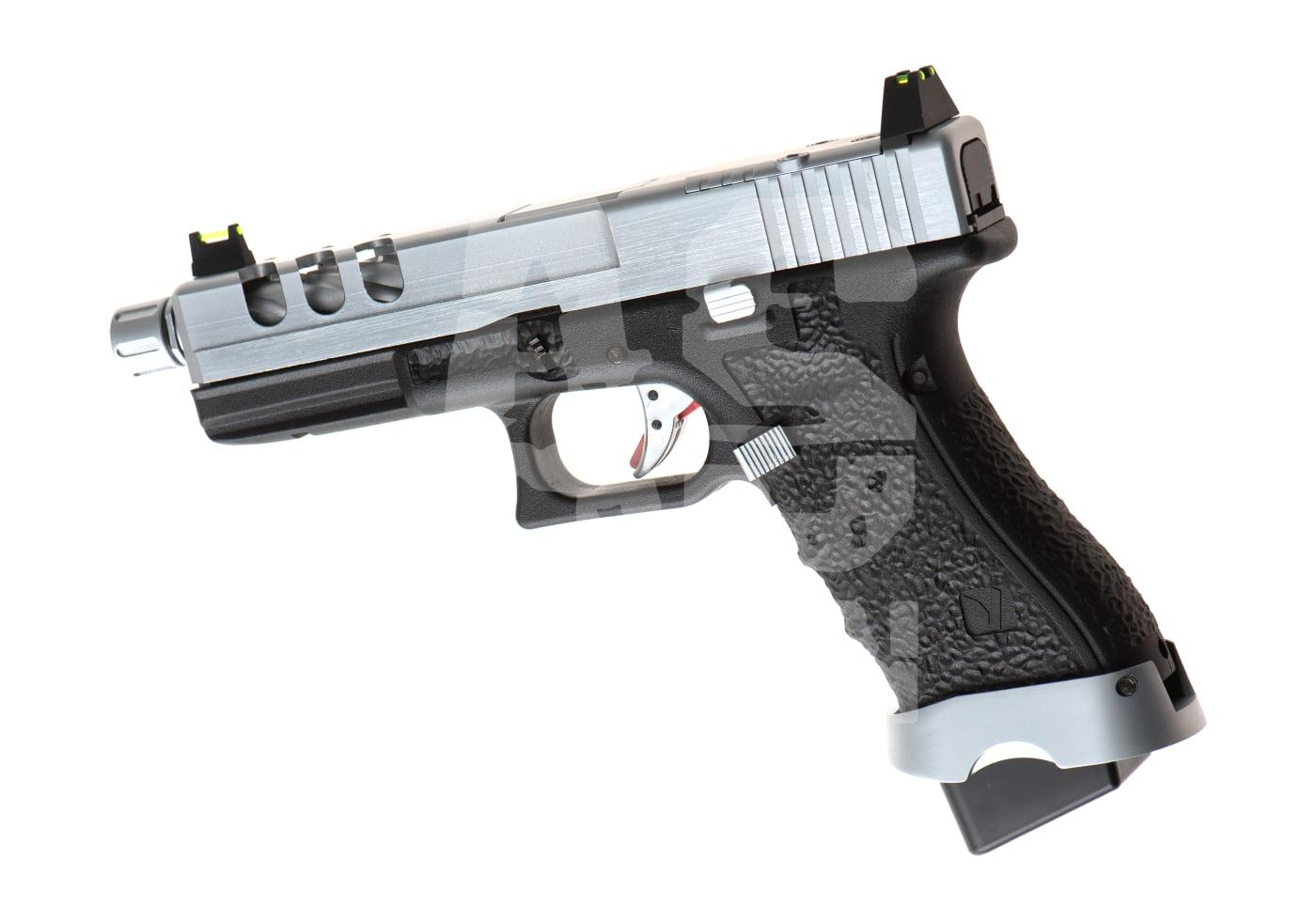 Airsoft-Pistole mit schwarzem Griff und silbernem Schlitten, präzises Design für taktisches Spiel.
