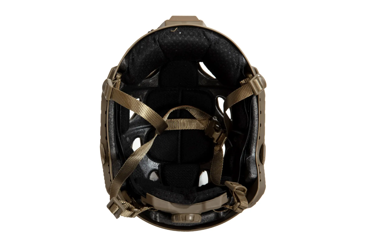 Innenansicht eines taktischen Airsoft-Helms mit schwarzen Polstern und braunen Riemen.