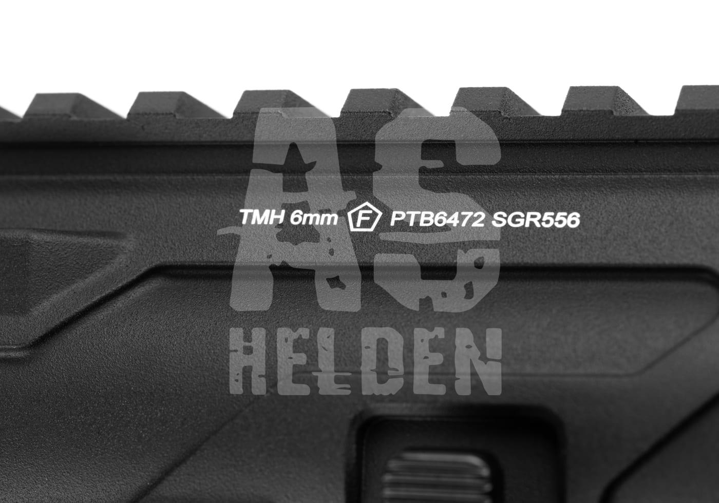 G&G SGR 556 S-AEG - ab 18 Jahren Detailaufnahme eines schwarzen Airsoftgewehrs mit Gravur "TMH 6mm PTB6472 SGR556".