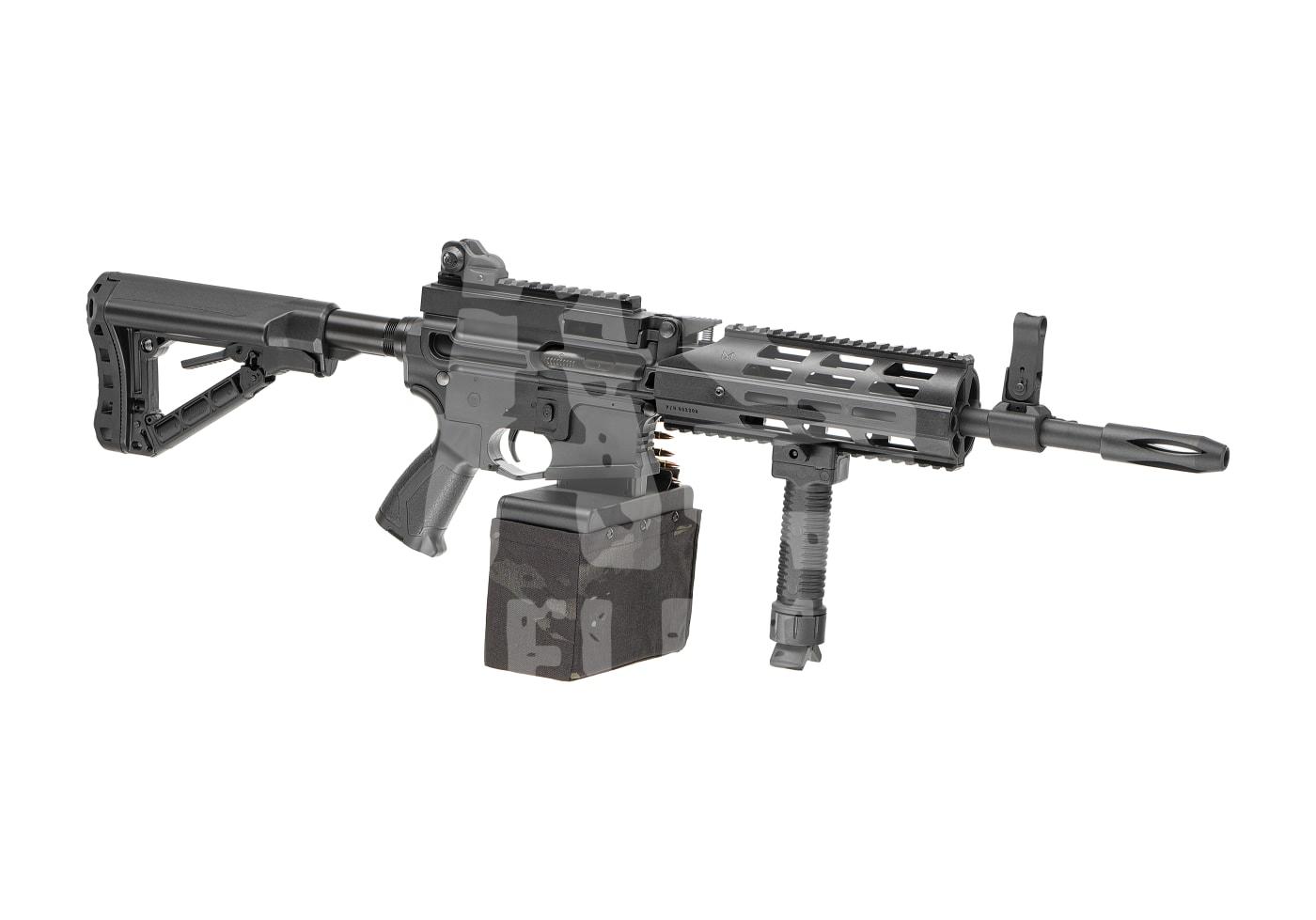 Airsoftgewehr mit taktischem Schaft, Handgriff vorne und Laserzielvorrichtung.