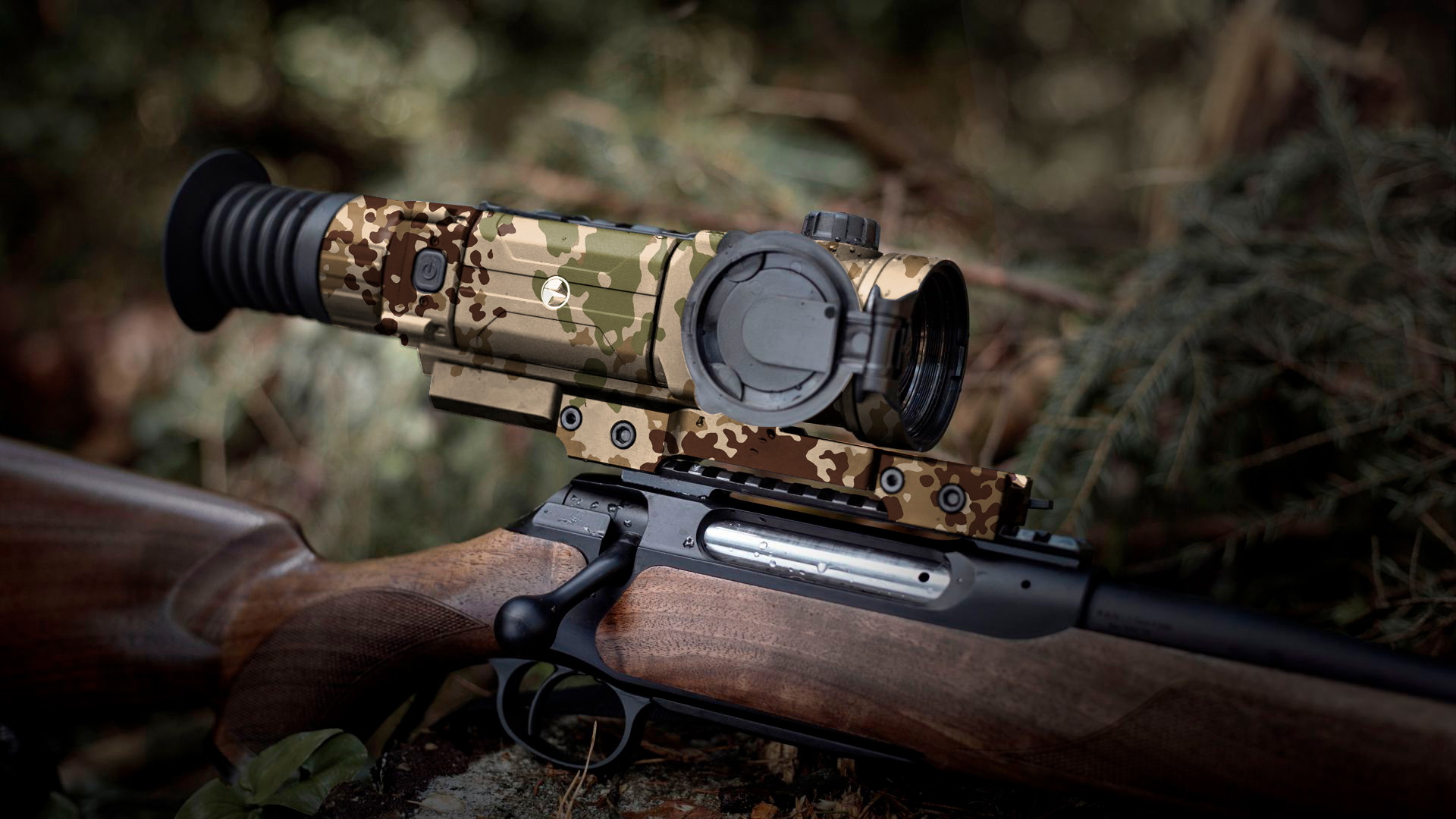 Camouflage-Zielfernrohr auf einem Gewehr im Freien, Nahaufnahme.