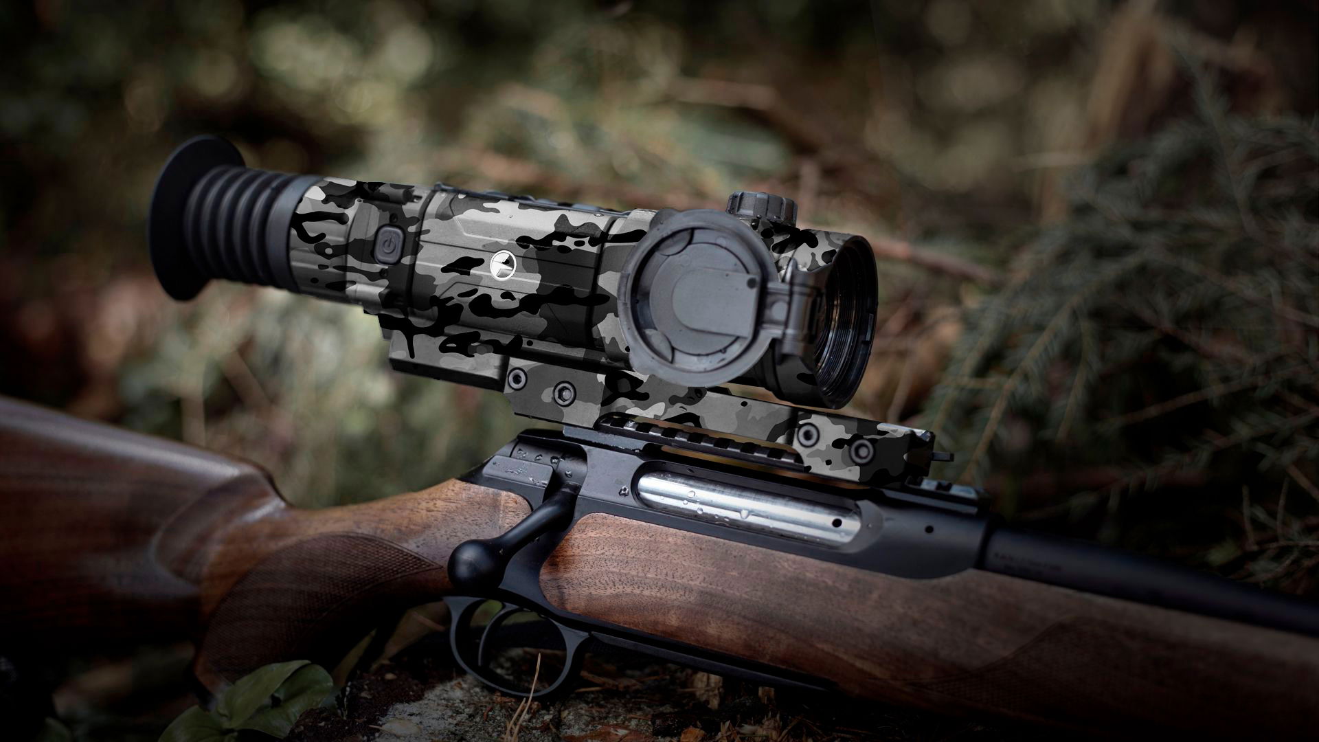 Nachtsichtzielfernrohr mit Camouflage-Design auf einem Jagdgewehr, im Freien abgestellt.