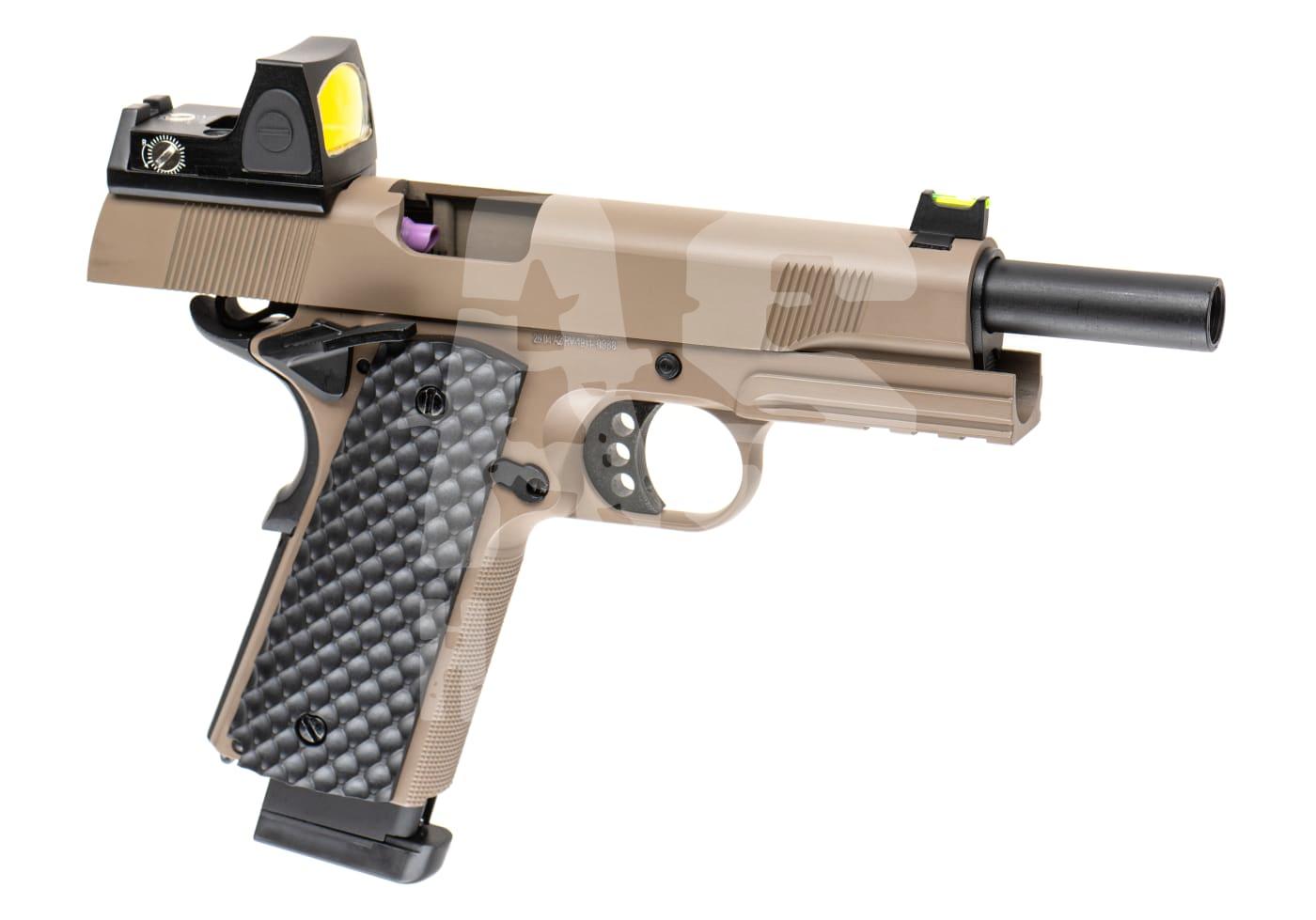 Tanfarbene Airsoft-Pistole mit Optik auf dem Schlitten und strukturiertem Griff, Seitenansicht.