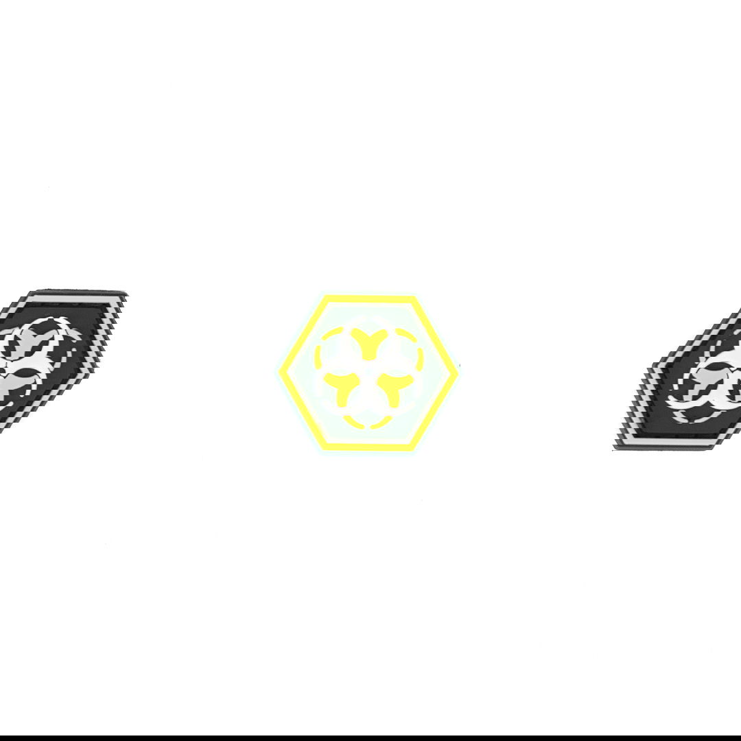 Sechseckiger Airsoft-Patch mit grünem Hintergrund und gelbem Biohazard-Symbol.
