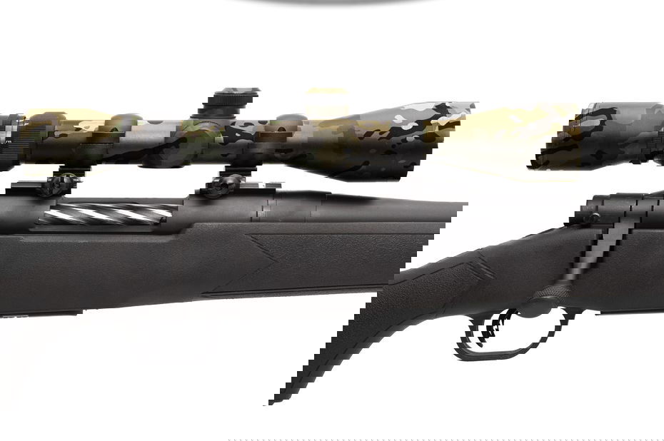 Airsoft-Scharfschützengewehr mit getarntem Zielfernrohr und schwarzem Schaft in Nahaufnahme.