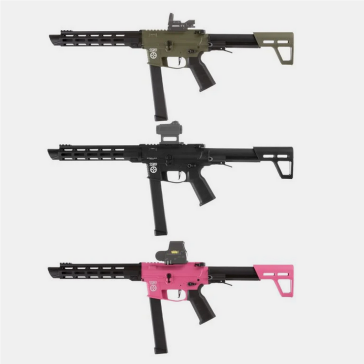 Drei Airsoft-Gewehre in Olivgrün, Schwarz und Pink nebeneinander auf weißem Hintergrund.