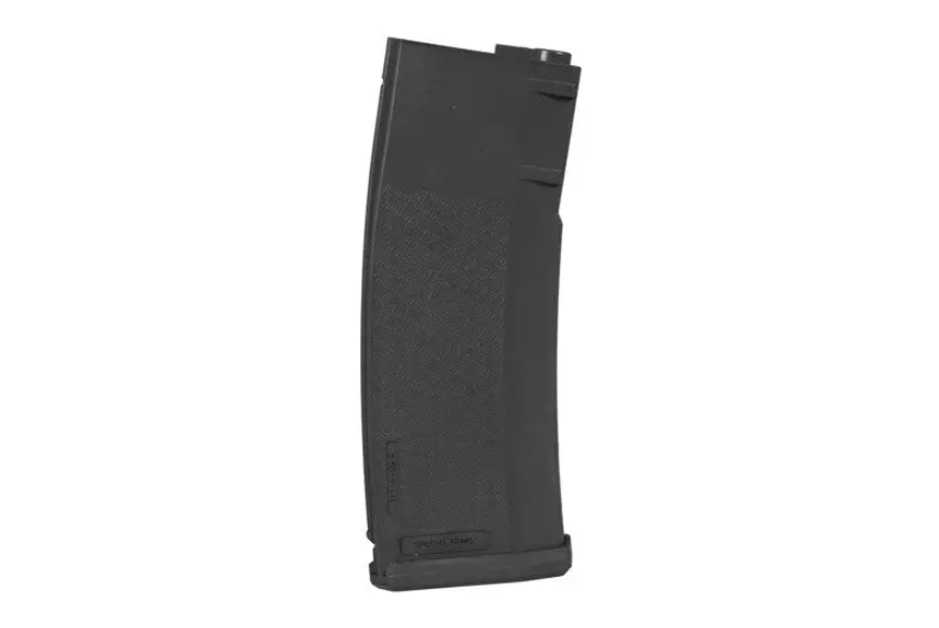 Schwarzes Airsoft-Magazin in leicht gebogener Form, stehend, mit geriffelter Oberfläche.