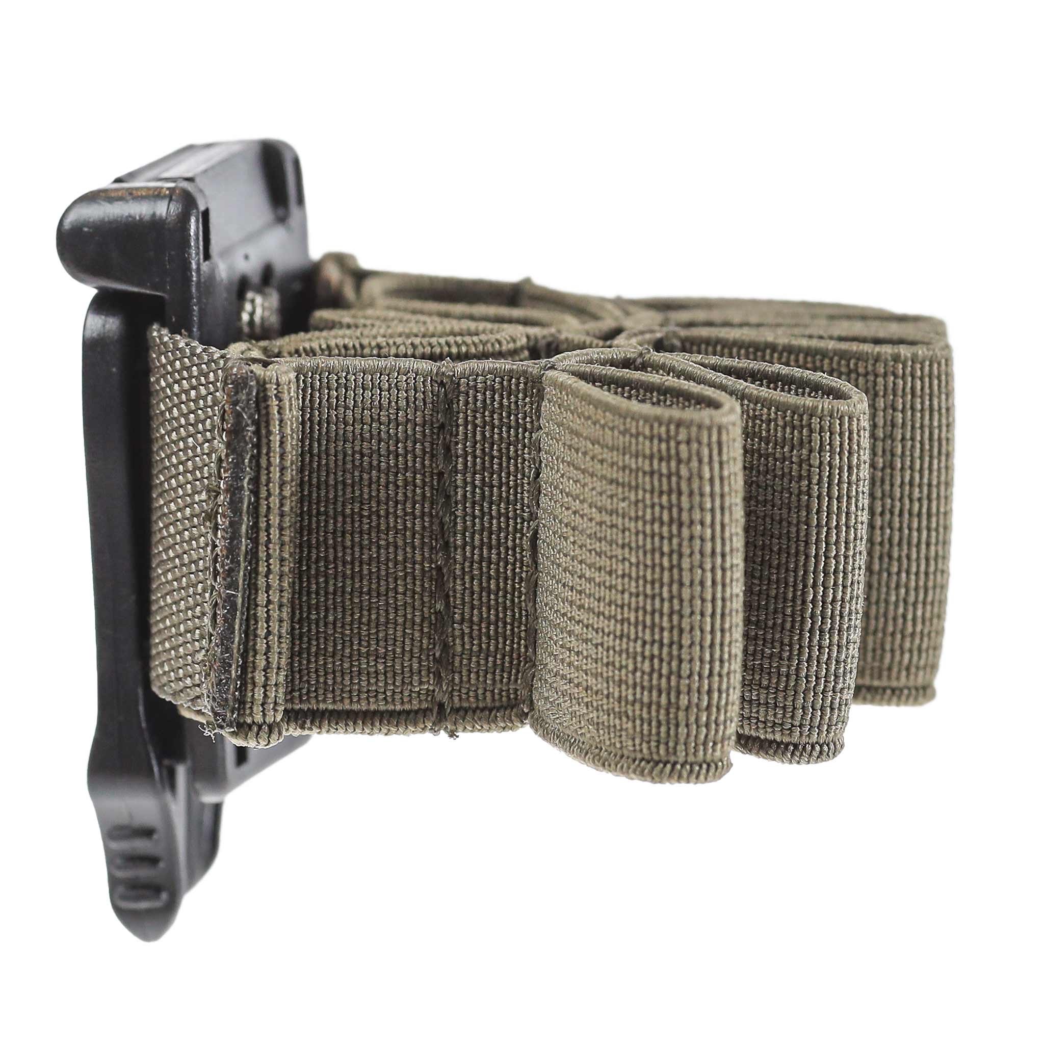 Elastischer Halter in Olivgrün für Airsoft-Magazine mit Clip-Befestigung.
