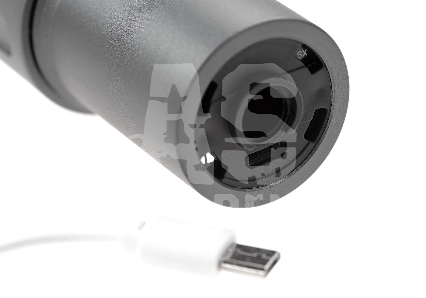 Airsoft-Schalldämpfer mit USB-Ladeanschluss, Nahaufnahme.