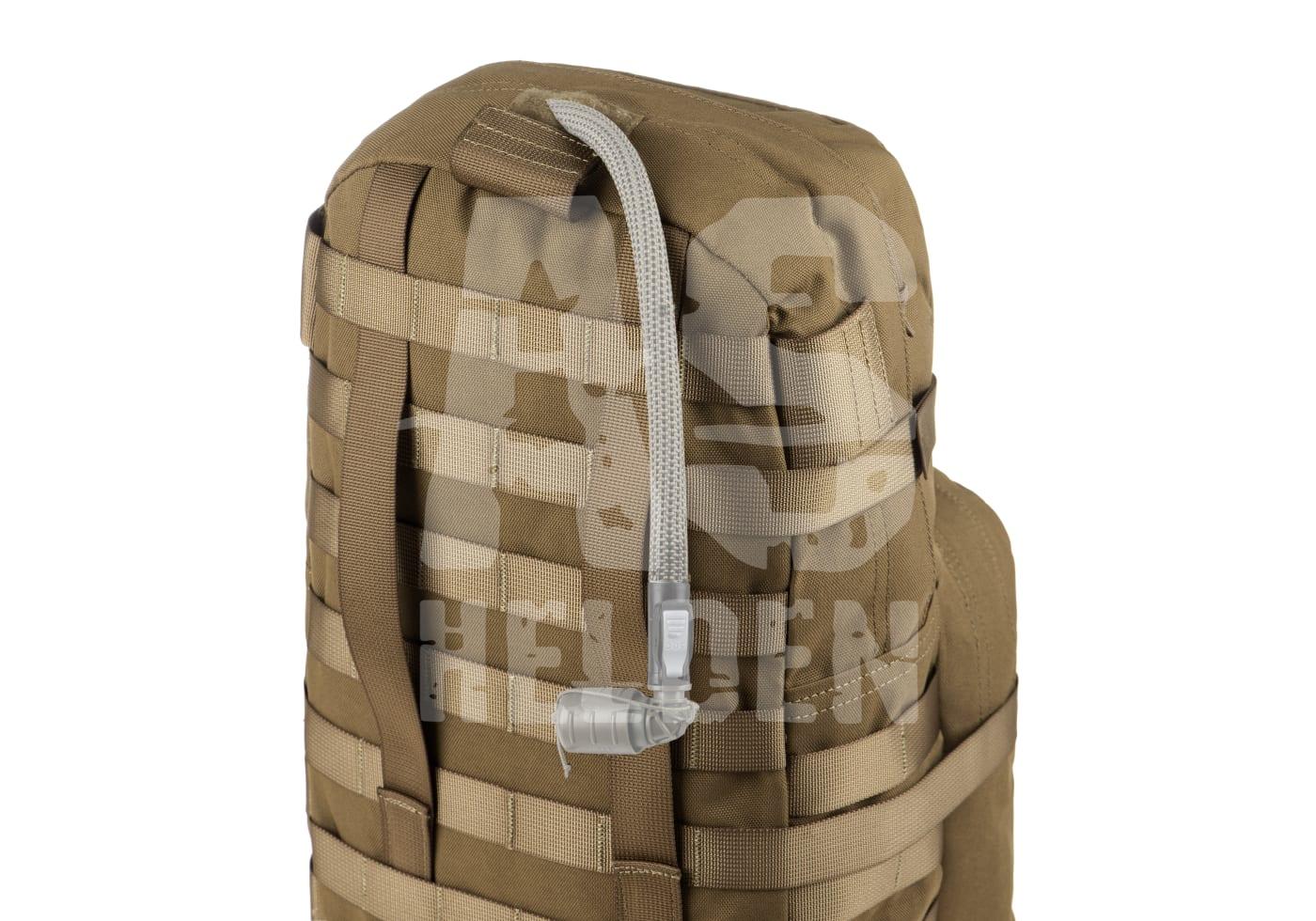 Taktischer olivgrüner Rucksack mit MOLLE-System und Trinkschlauch. Ideal für Airsoft-Einsätze.
