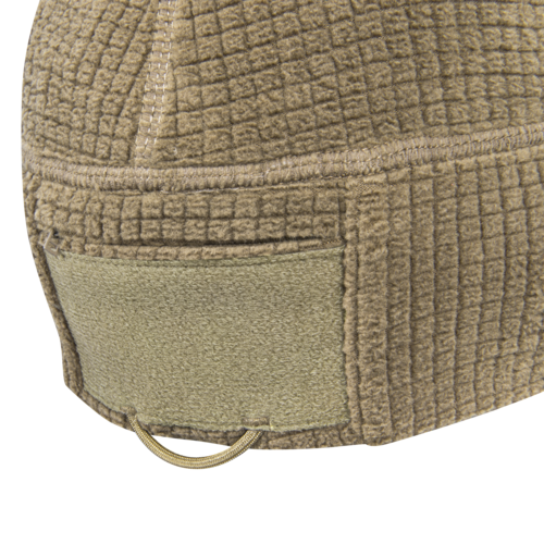 Taktische Mütze in Coyote Brown mit Klettfläche und Schlaufe, ideal für Airsoft-Einsätze im Freien.