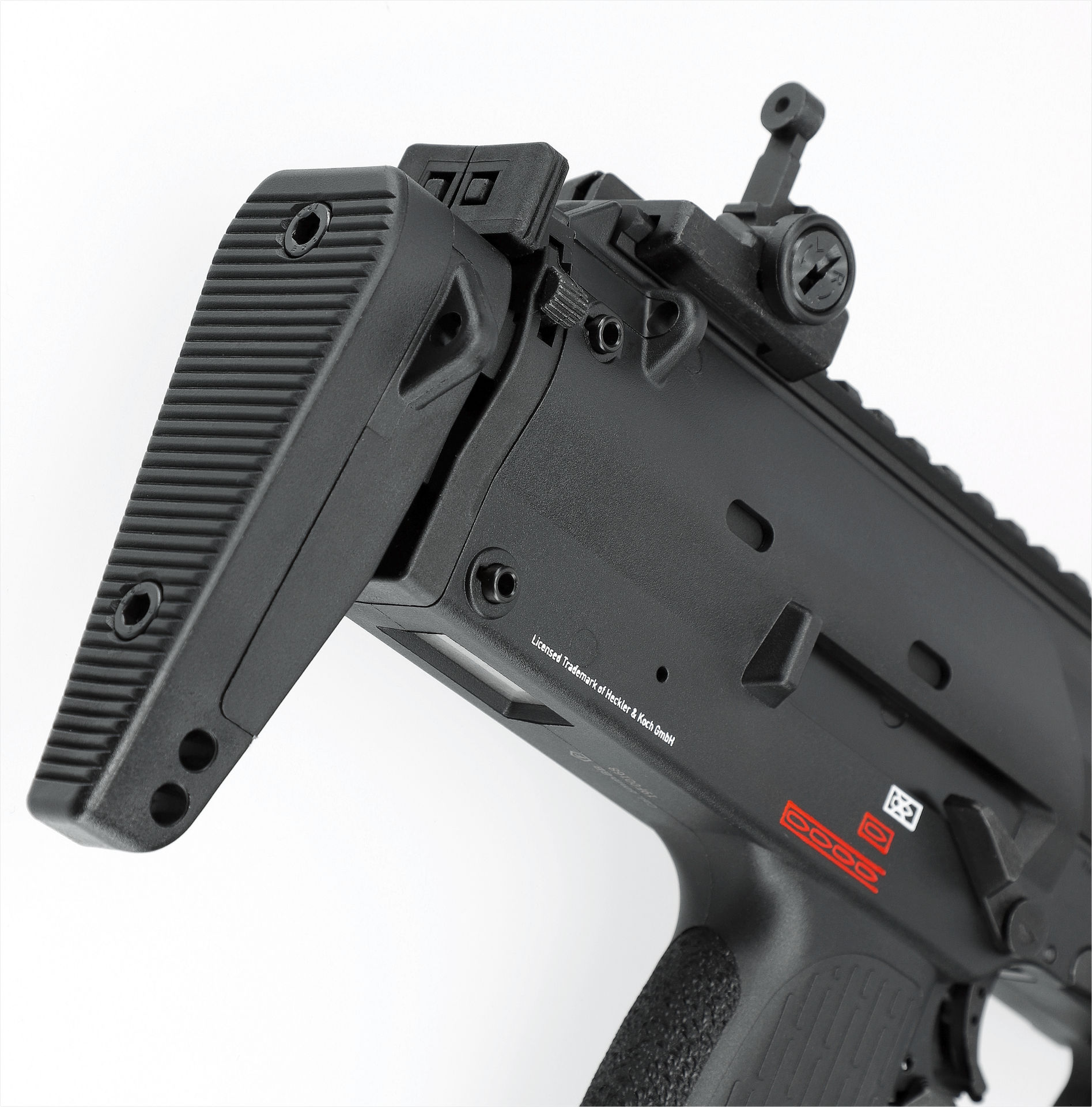 Nahaufnahme eines schwarzen Airsoft-Gewehr-Schafts mit Verstellmöglichkeiten und taktischen Details.