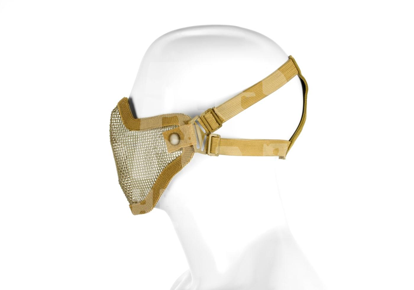 Airsoft Mesh-Maske in Tarnmuster, seitliche Ansicht, auf weißem Dummy-Kopf.