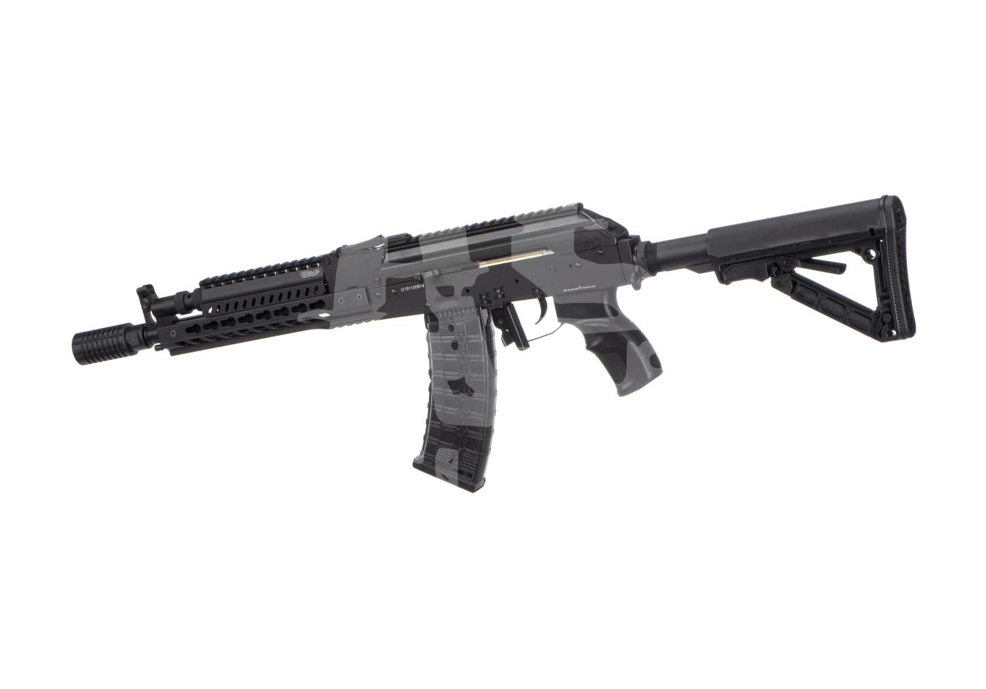 Airsoftgewehr mit taktischen Schienen, schwarzem Schaft und Magazin, seitliche Ansicht.