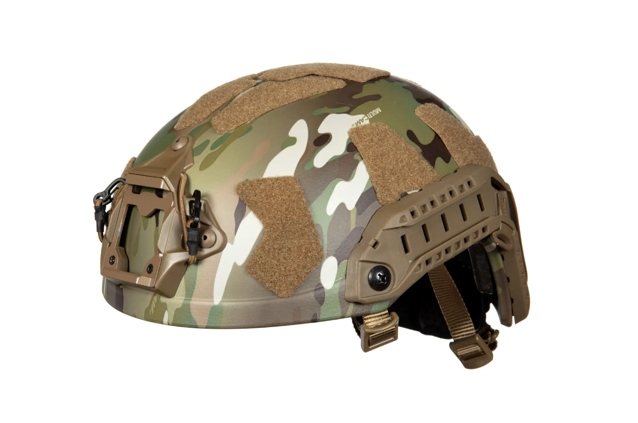 Taktischer Helm im Tarnmuster mit Befestigungsschienen und Klettflächen für Airsoft.