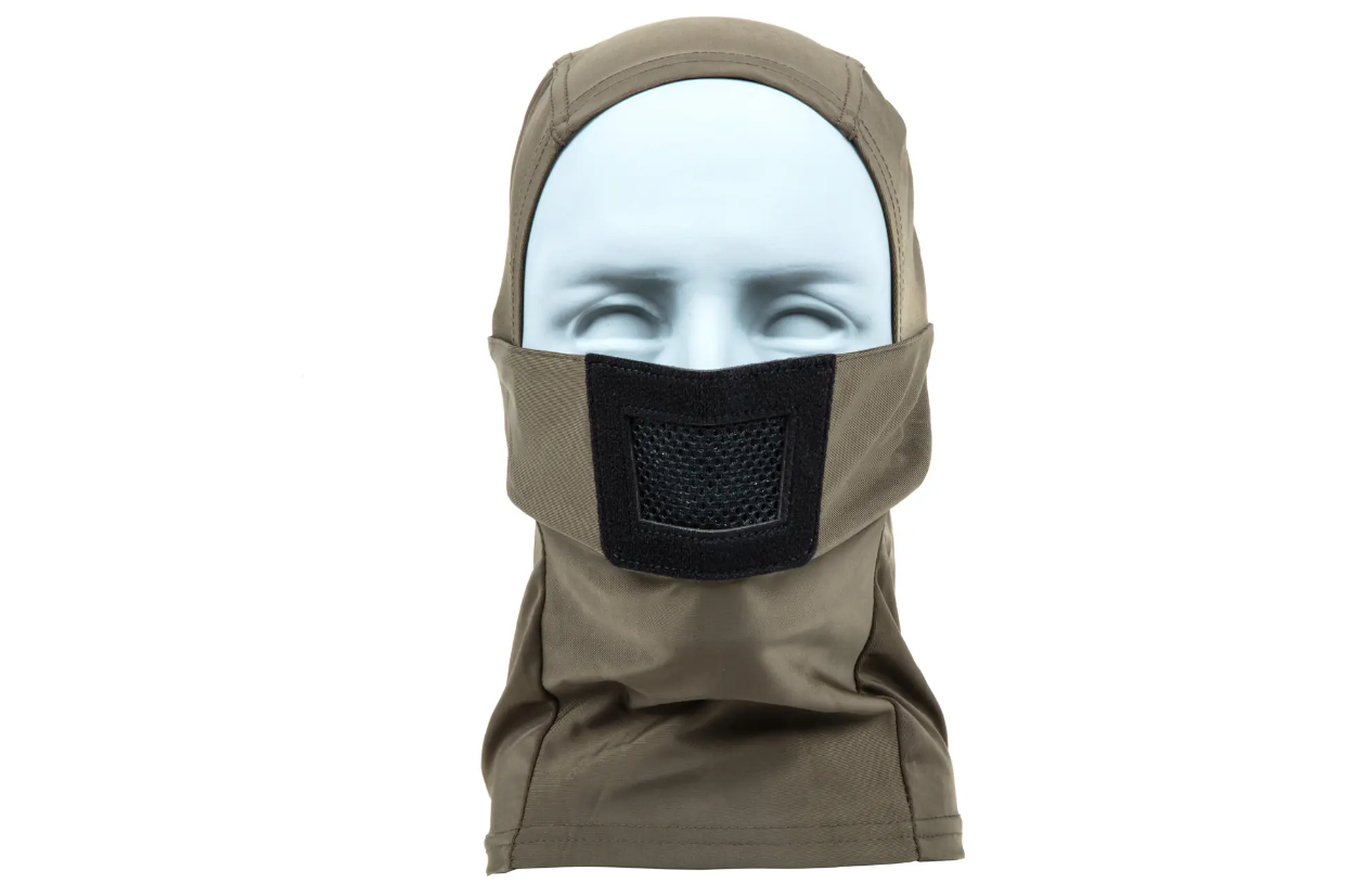 Braune Airsoft-Balaclava mit schwarzem Mesh-Mundschutz auf weißem Modellkopf.