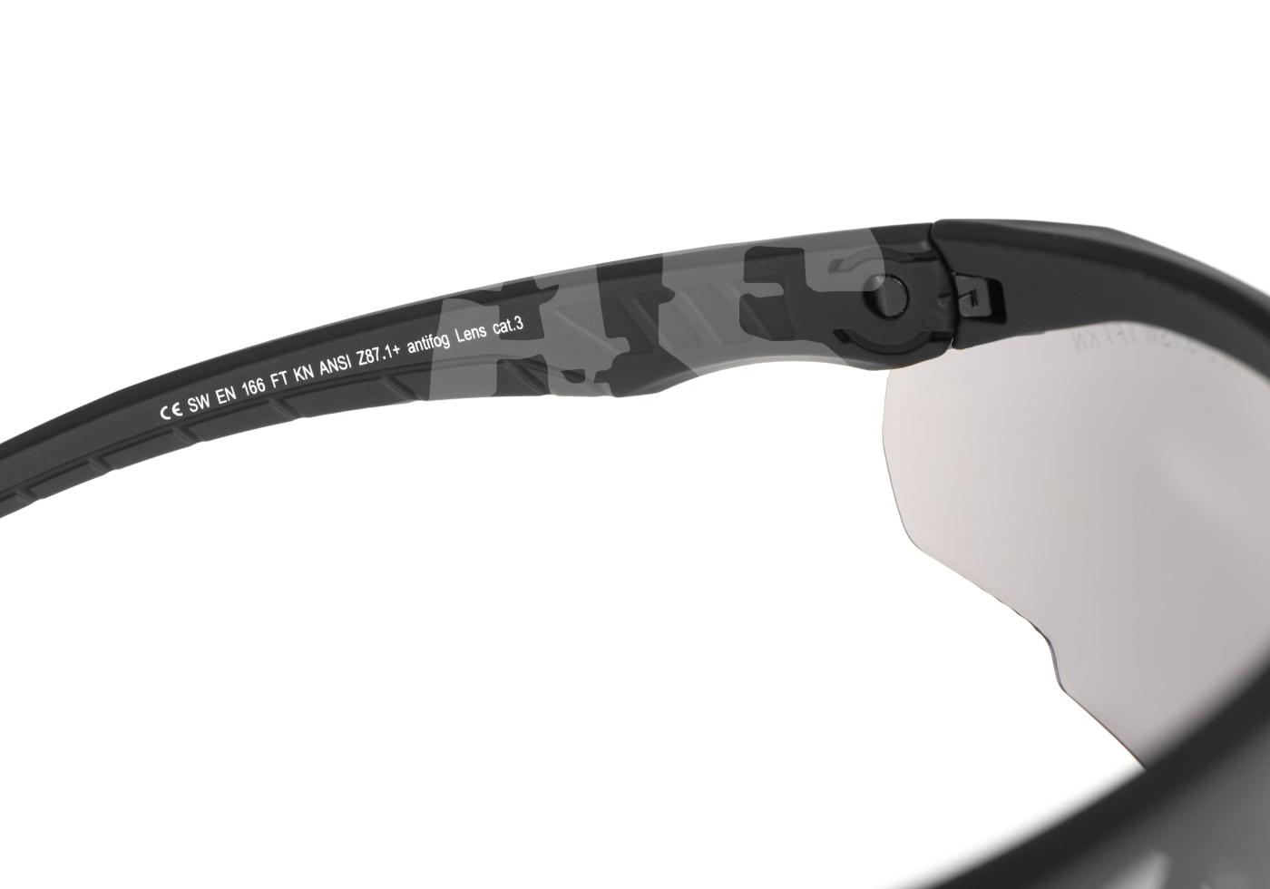 Airsoft-Schutzbrille mit Antifog-Beschichtung und schwarzem, teilmilitärischem Rahmen. EN166 FT KN Zertifizierung.