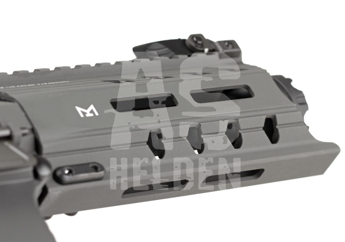 G&G ARP 556 0.5J - ab 16 Jahren M-LOK Schienen-Handschutz für Airsoft-Gewehre, seitlicher Blick, grau, mit Logo.