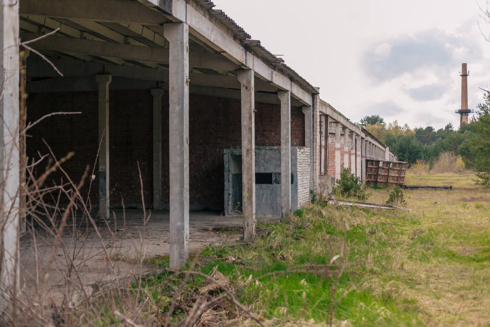 Verlassene Industriehalle im Wald, ideal für Airsoft-Spiele im Freien.