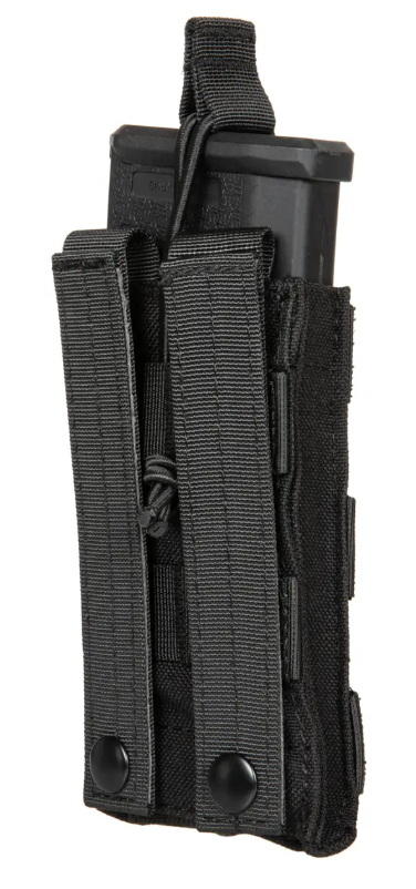 Schwarze Airsoft-Magazintasche mit elastischen Bändern und Sicherungsklappe für taktische Ausrüstung.