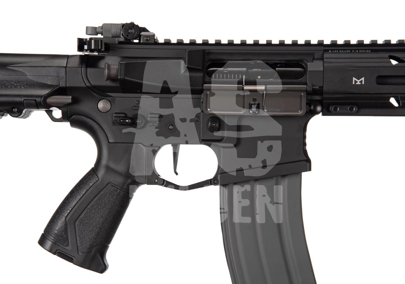 Airsoft-Gewehr nahaufnahme, taktischer Griff und Abzug sichtbar.