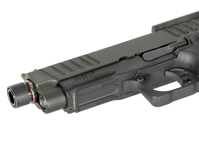 Airsoft-Pistole, Nahaufnahme des Laufes mit rotem Innengewinde und eingelassenen Markierungen auf dem Verschluss.