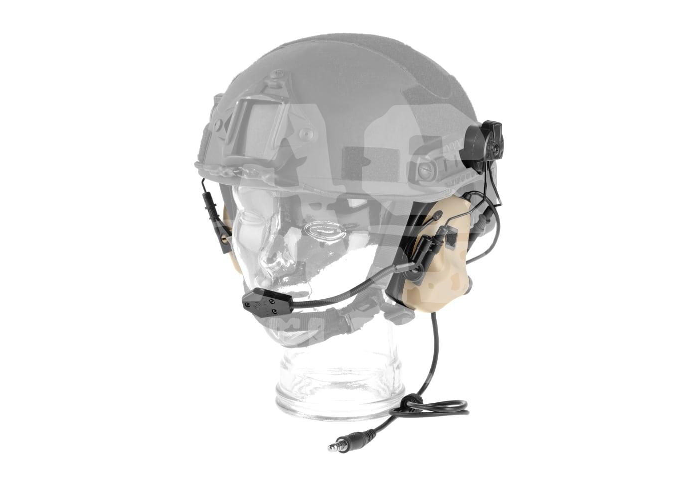 Airsoft-Helm mit integriertem Kommunikationssystem und Mikrofon auf transparentem Kopfmodell.